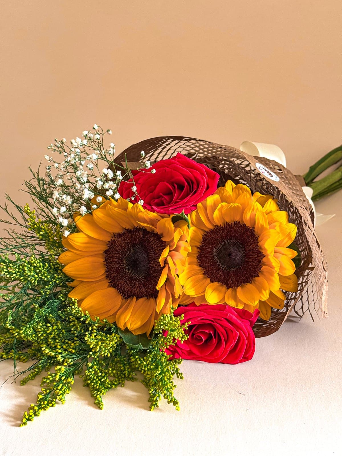 Imagem principal do produto Casadinho Girassol & Rosas Importadas Vermelhas